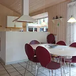 3 Bedroom Beautiful In Nexo Feriehus Vester Somarken